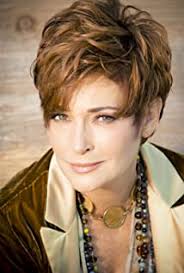 How tall is Carolyn Hennesy?